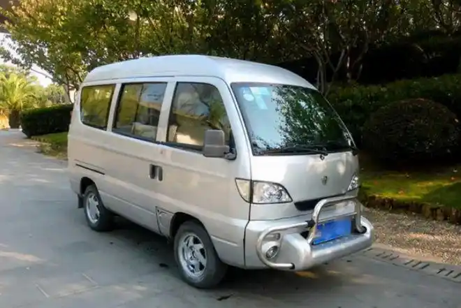 同样是由哈尔滨哈飞汽车旗下推出的一种小型面包车,这个型号在1995年