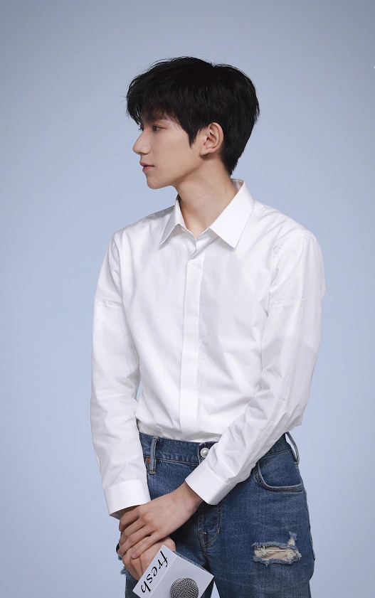 王源必须拥有姓名,各式各样的白衬衫出现在不同的场合,简直就是