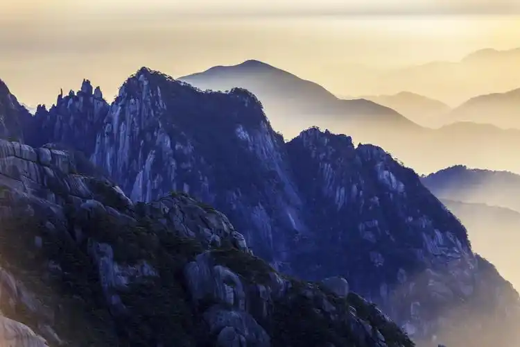 安徽黄山: 飘渺山峦,很有诗意