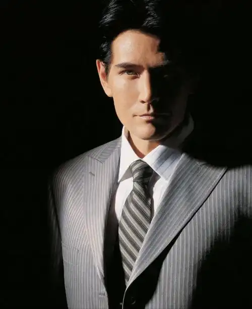 62岁费翔的豪宅火了,全屋奢华精致,复古温馨,单身也依旧精致_腾讯新闻