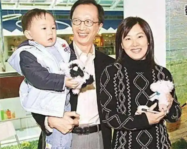 大伏明霞26岁的梁锦松婚后不久与妻子经纪人叶静子传绯闻