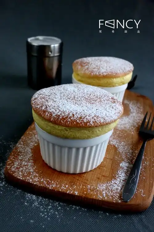 舒芙蕾 souffle 又称蛋奶酥,梳乎厘,是于中世纪诞生的法国著名甜点