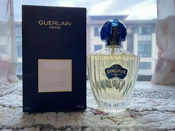 一千零一夜比较早的一个版本古龙水但是绝不是正常古龙香水的那种淡雅