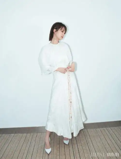 杨紫穿白色连衣裙配高跟鞋,身形纤细小蛮腰超吸睛