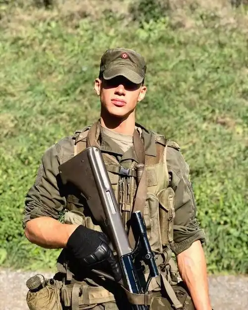 正处颠峰的奥地利男模augusta alexander服兵役去了!