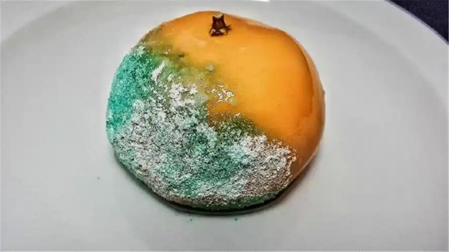 服务员端上一个"发霉橘子",一勺子挖开后,顾客:太美味了!