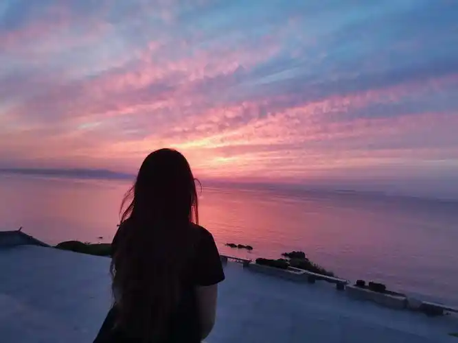 赶快打电话让在车里早早躺下睡觉的闺女起来,欣赏这难得的落日余晖