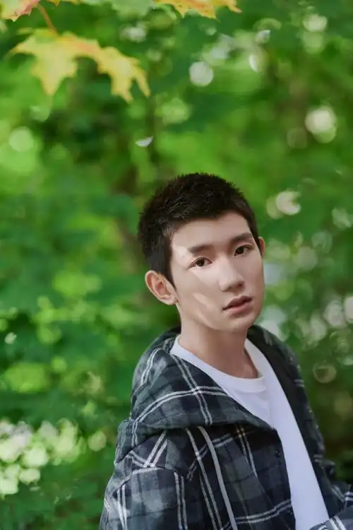 王源绿色格纹衬衫帅气图片58