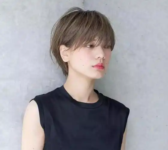 年夏季女生最新短发造型推荐,减龄不说还很洋气脸大的女生也很适合