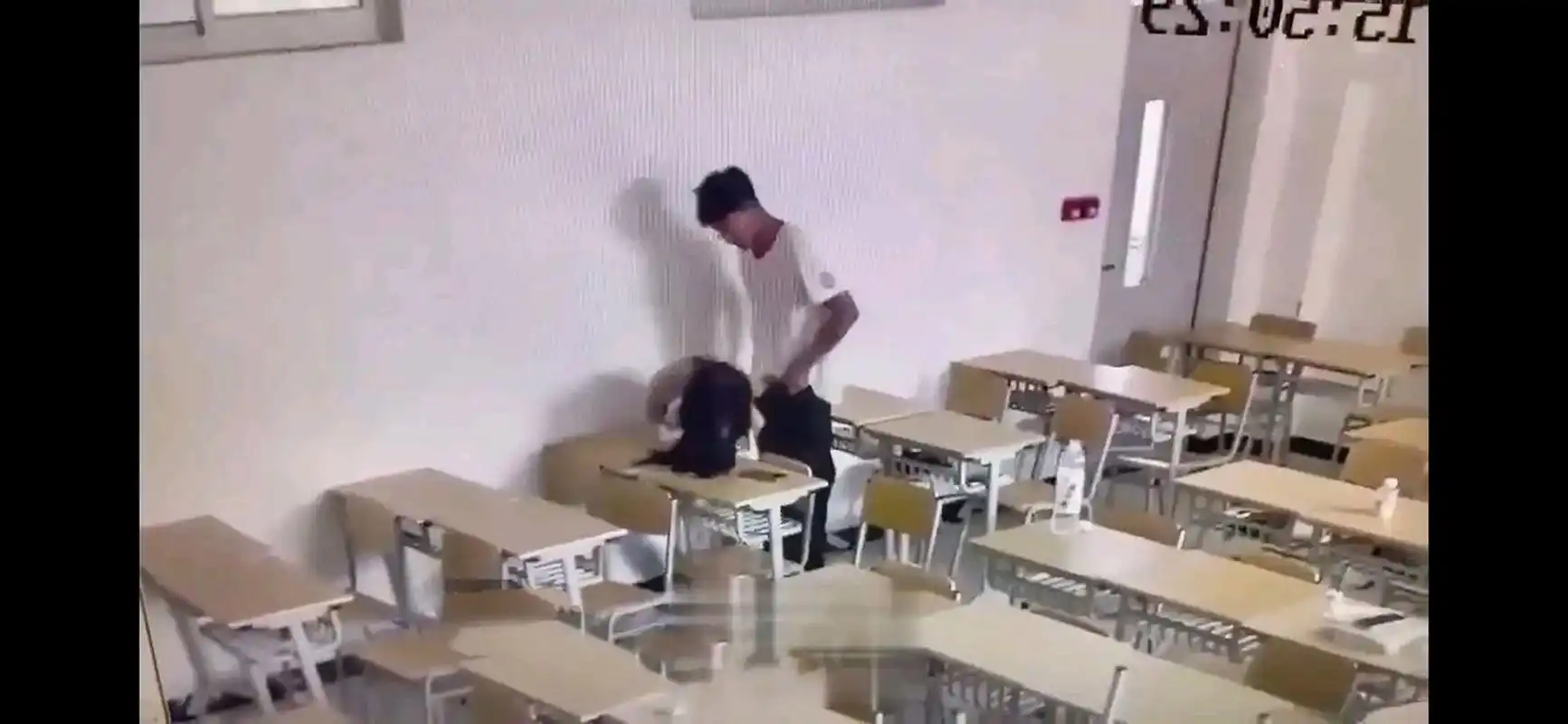 山东招远烟台黄金职业学院 小情侣在教室不当行为事件引发关注 近日