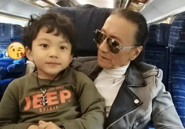 比哥哥谢振轩还帅,没想到谢霆锋小儿子谢振南才是个"明星脸"_腾讯新闻