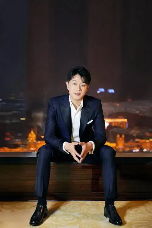 佟大为黑礼服帅气亮相活动 冻龄颜值诠释逆生长