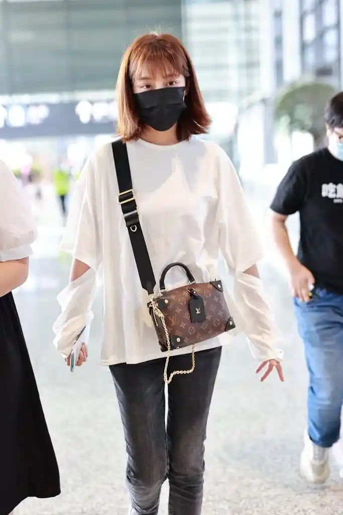 李艺彤休闲随性现身机场身着白色t恤牛仔长裤度假