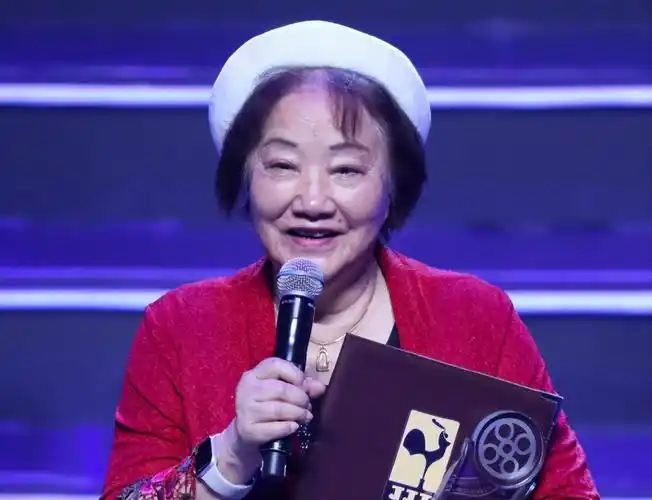 定居美国10余年78岁却回国捞金她凭啥被称人民艺术家