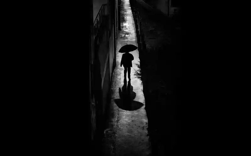 一个男人孤独淋雨伤感背影,非主流-回车桌面