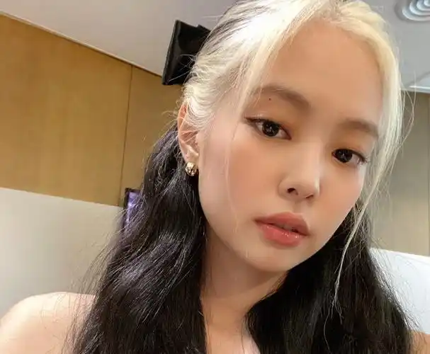 jennie素颜近照,运动风马尾辫似少女,镜头放大:网友直呼认不出