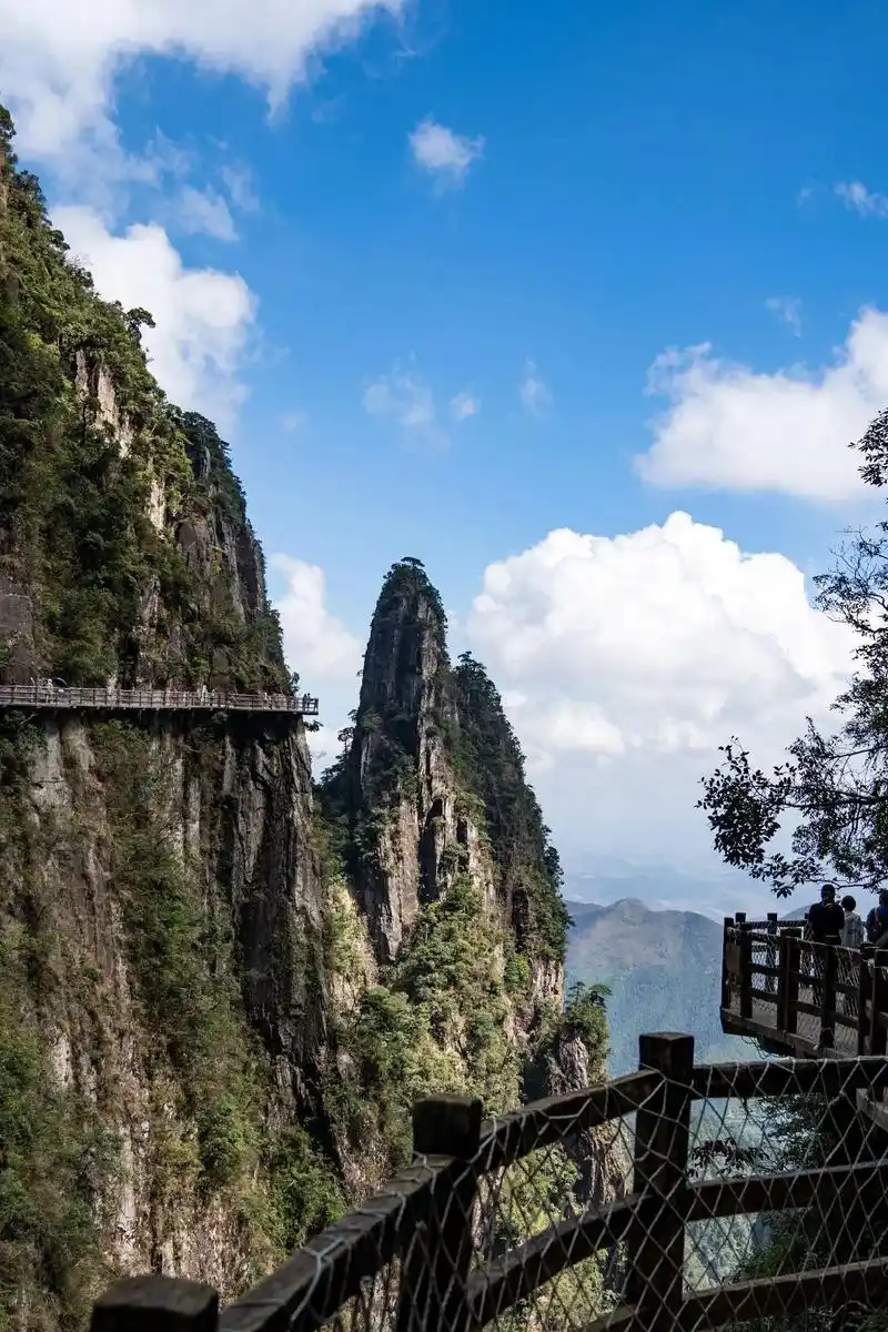 郴州莽山五指峰感觉比张家界天门山更加值得一去,一山跨两省. - 抖音