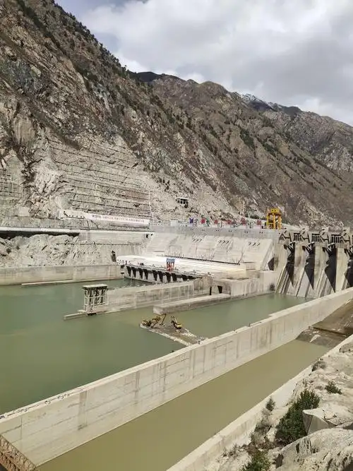 雅鲁藏布江上的藏木水电站