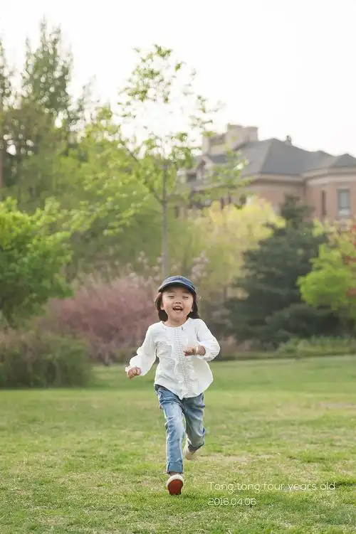 小美女童童的四岁生日照