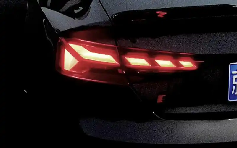 21款奥迪a5激活动态尾灯