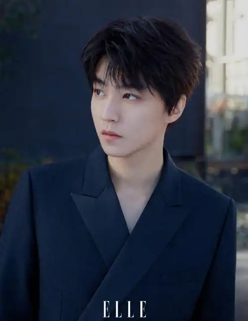 王俊凯开年第一封##王俊凯黑色深v