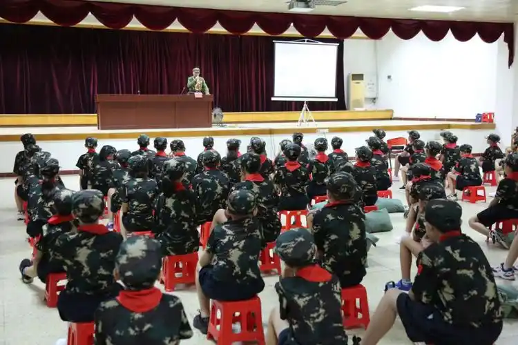 广东省中山市有100名小少年,在中山少年军校开启了一段暑期"迷彩之旅"