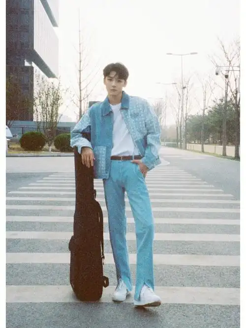 背上我心爱的小吉他