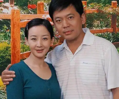 何政军隐瞒了27年的漂亮老婆原来是我们熟悉的她网友羡慕了