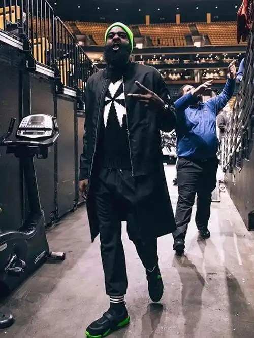 新鞋配新招30岁的哈登更爱玩freestyle了