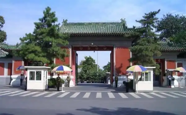 公安部警卫局,下辖的国人民武装警察部队警卫部队,属于公安现役部队