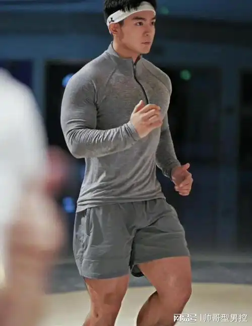 童颜巨肌的筋肉小哥这身材这颜值也太可了