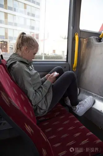 十几岁的女孩乘坐公共汽车