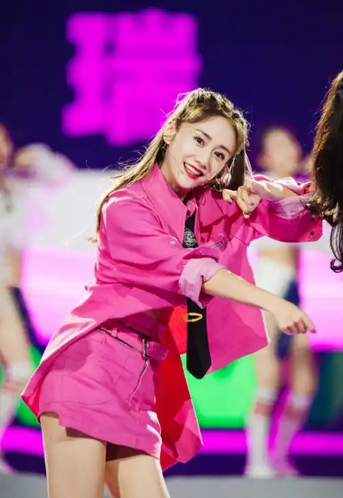 简介:刘芸《乘风破浪的姐姐》第三期剧照图片,分享一组乘风破浪的姐姐