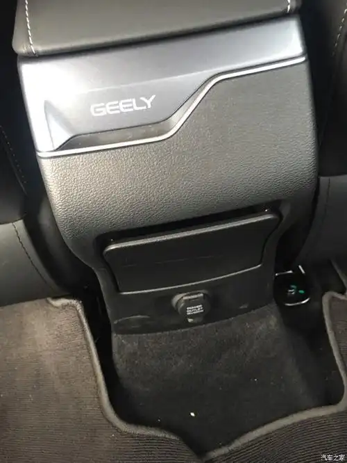 点烟器好像在后排,就是主驾和副驾中间那箱子下方