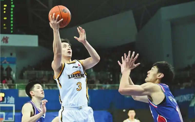3月17日,cba常规赛第44轮打响,辽篮依靠最后一分钟的两记三