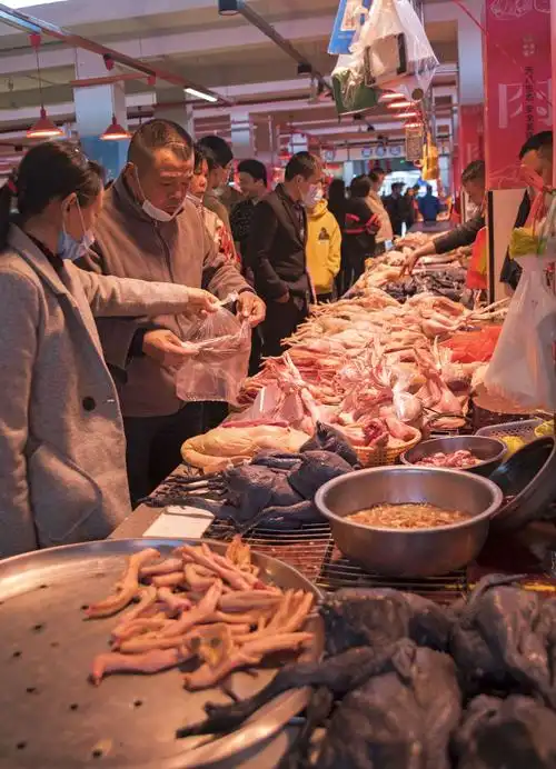 今年疫情,大家都就地过年,没有回老家,农历29拍于泉州菜市场,买年货人