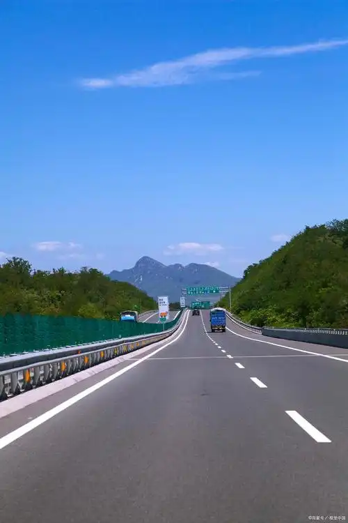 高速公路,国家改革开放初期第一批高速公路建设项目——成渝高速公路