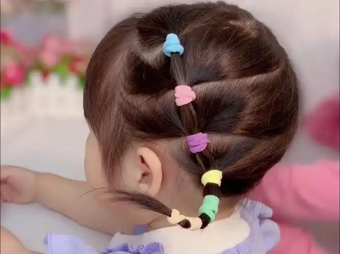 2岁宝宝夏天这样扎头发,清凉又可爱