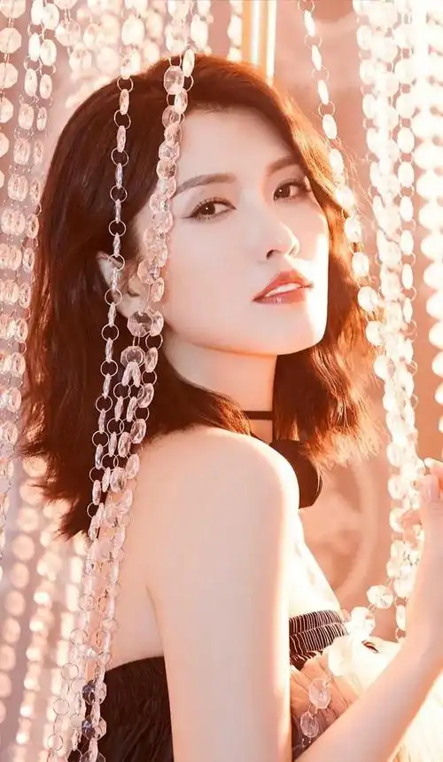 美女系列壁纸第213期,我们带来了一位极具魅力的女性——徐洁儿.