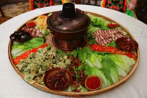 阿尔古村寨 龙溪,位于岷江上游,羌族居住在山区,山高林密,有取不尽