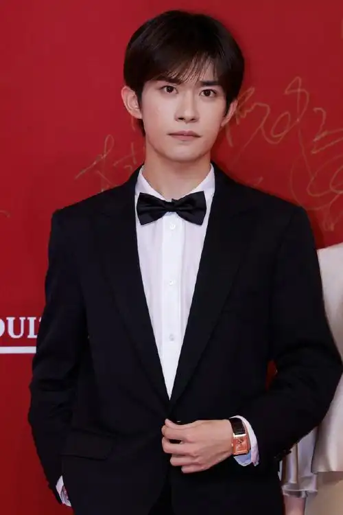 西装玺超酷的@tfboys-易烊千玺#易烊千玺电影狂野时代##四字 易烊千玺