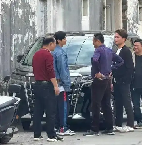 陈楚生开着豪车回普宁过年两个儿子曝光颜值超高长得像爸爸