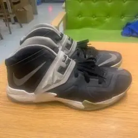 正品詹姆斯士兵7耐克篮球鞋45.5码.