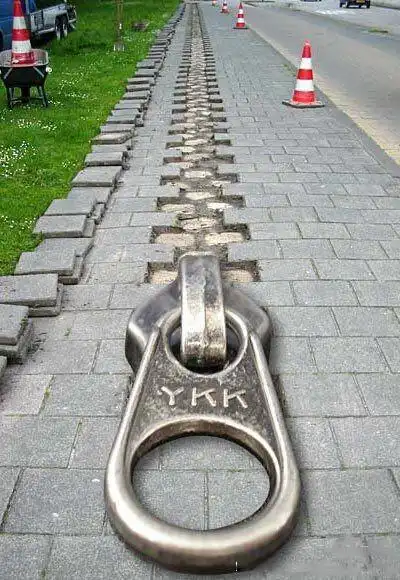 好霸气的户外拉链广告.