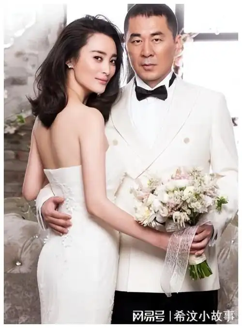 陈建斌夫妇与路人合照 蒋勤勤笑容甜美气质优雅|娱乐圈|女明星|电影