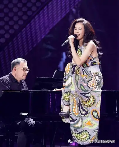 48岁莫文蔚演唱会身材惊艳刷屏,瑜伽才是最好的"整形刀"