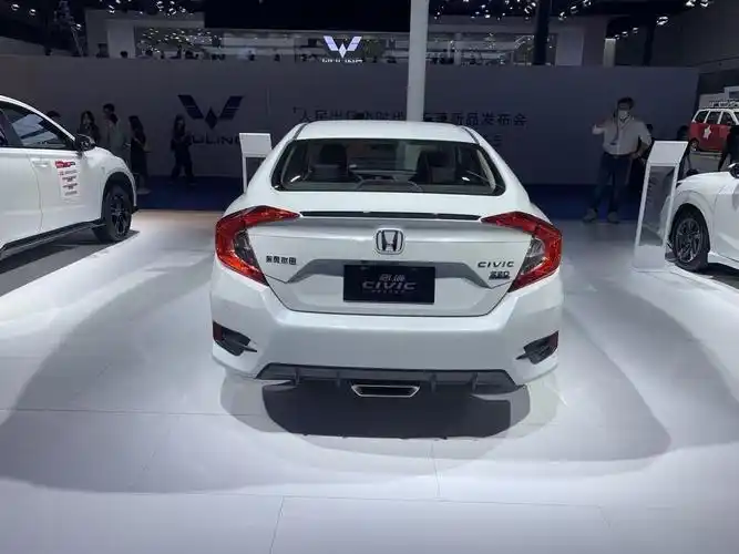 本田思域"神车"真的神吗,外观时尚内饰老派,会否拉低档次