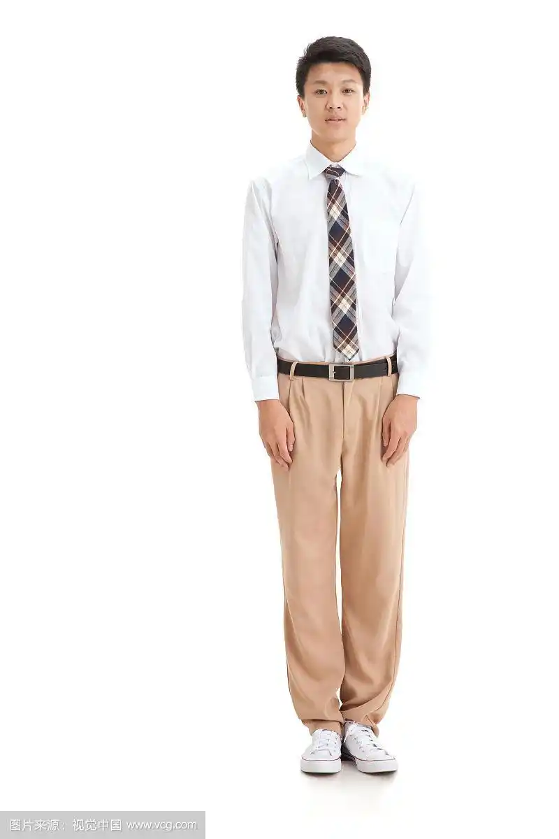 一个中学男生立正