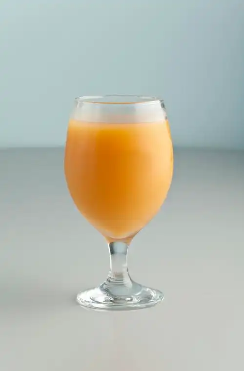 杯水果果汁,一杯果汁在桌子上