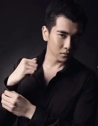 孙翔由中戏毕业的梁译木扮演,参加了《跨界歌王》第二季,所以比较有